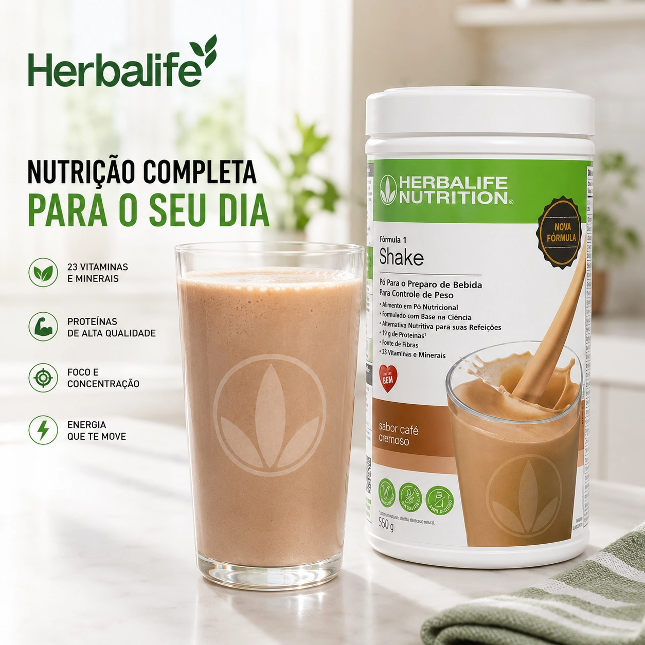 Preparado do Pó Nutricional Shake Herbalife em copo de vidro contemporâneo